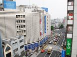 １０階の窓から望む馬道通り。サンバカーニバルや東京時代祭では、メイン会場のひとつ。