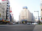 東武浅草駅前。江戸通り・馬道通りにはオフィスビルや中小商店などが並んでいます。