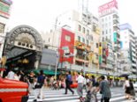 新仲見世商店街は東西３８０メートル大ショッピングモールです。