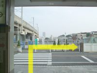 道順1：南口の横断歩道を渡り右へ