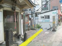 道順3：陸橋の先の階段を下る