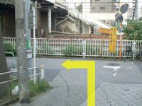 道順5：坂を下った突き当たりを左