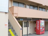 道順8：自販機手前の階段が入口